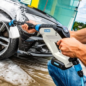 Gloria Akku-Mitteldruckreiniger MultiJet 18V im Einsatz beim Autowaschen mit Schaum.
