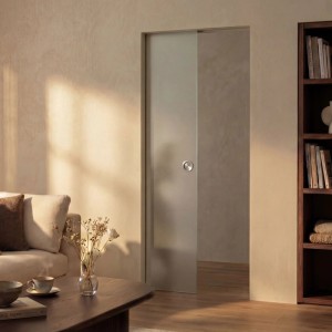Schiebetür-Set mit satinierter Glastür und zargenloser Optik im Wohnraum.