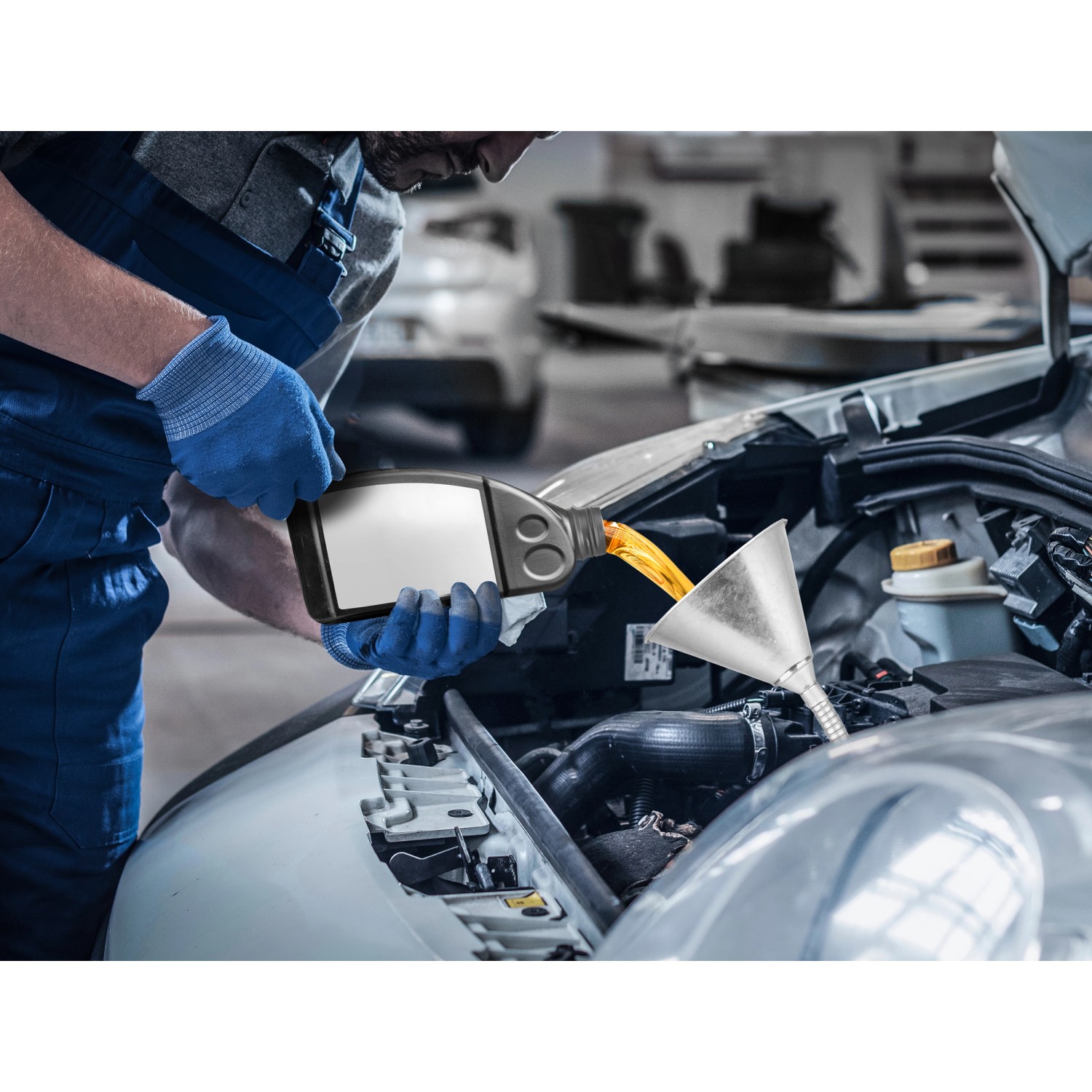 Apa Metalltrichter mit Schlauch beim Einfüllen von Öl in ein Auto.