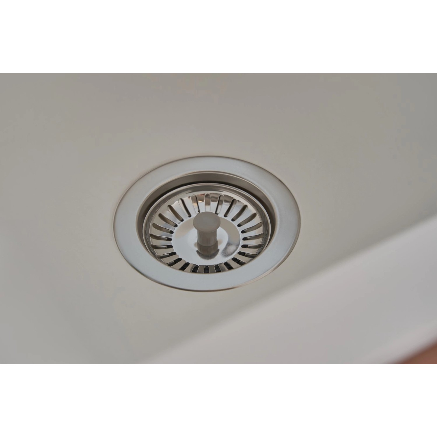 Detailaufnahme: Weißer Respekta Mineralite Einbauspüle Denver mit Siebkorb.