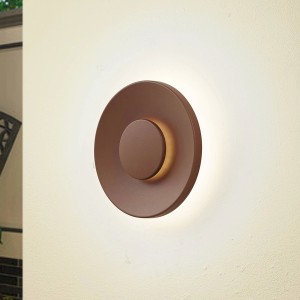 Moderne, braune LED Außenwandleuchte Kayana aus Aluminium für Terrasse und Garten.