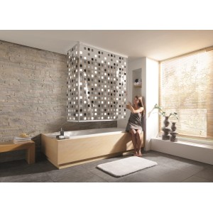 Eckduschrollo Grau von Kleine Wolke im Badezimmer mit grauen Quadraten und einer Frau.