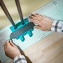 Wolfcraft Einpass-Set für Laminat und Designboden im Einsatz, Werkzeug zum Anzeichnen an einer Wand.