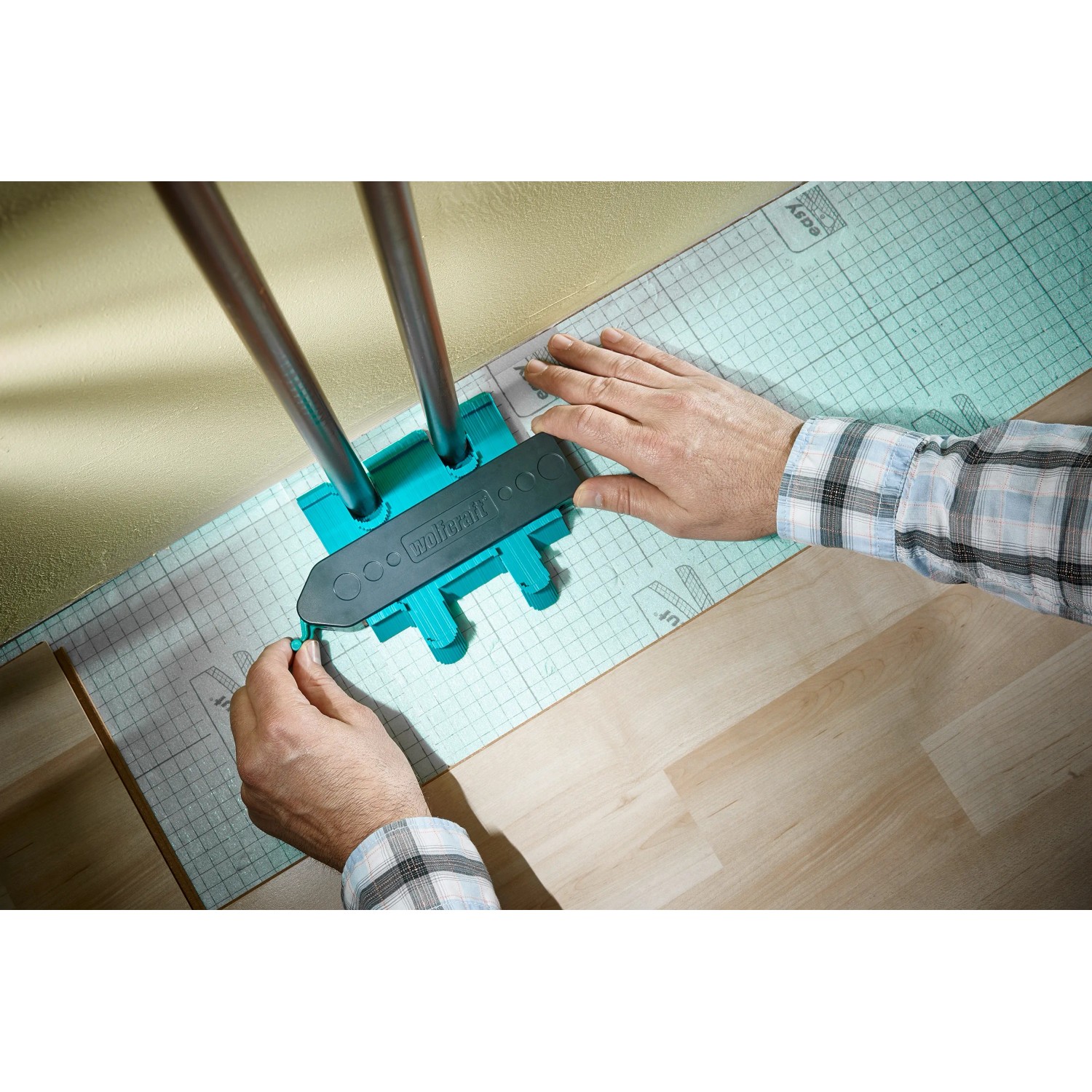 Wolfcraft Einpass-Set für Laminat und Designboden im Einsatz, Werkzeug zum Anzeichnen an einer Wand.