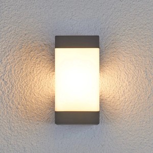 Moderne, schwarze Lucande Außenwandleuchte Kiran aus Aluminium, spritzwassergeschützt und 1-flammig.