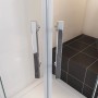 Detailaufnahme: AICA Viertelkreis-Duschkabine 80x80 mit chromglänzenden Griffen und NANO-Glas.