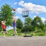 Salta Basketballständer Dribble mit zwei spielenden Kindern im Garten.