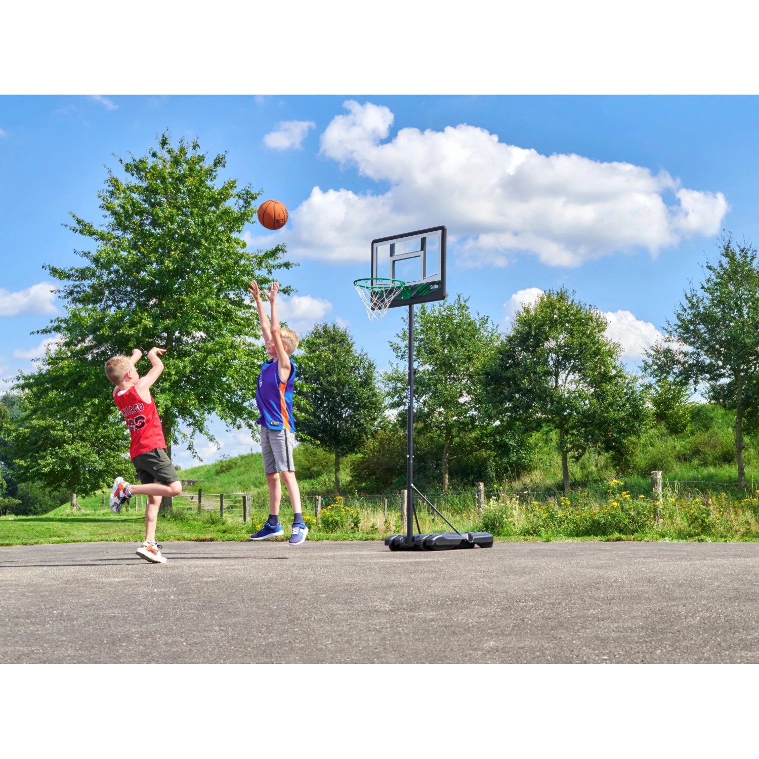 Salta Basketballständer Dribble mit zwei spielenden Kindern im Garten.