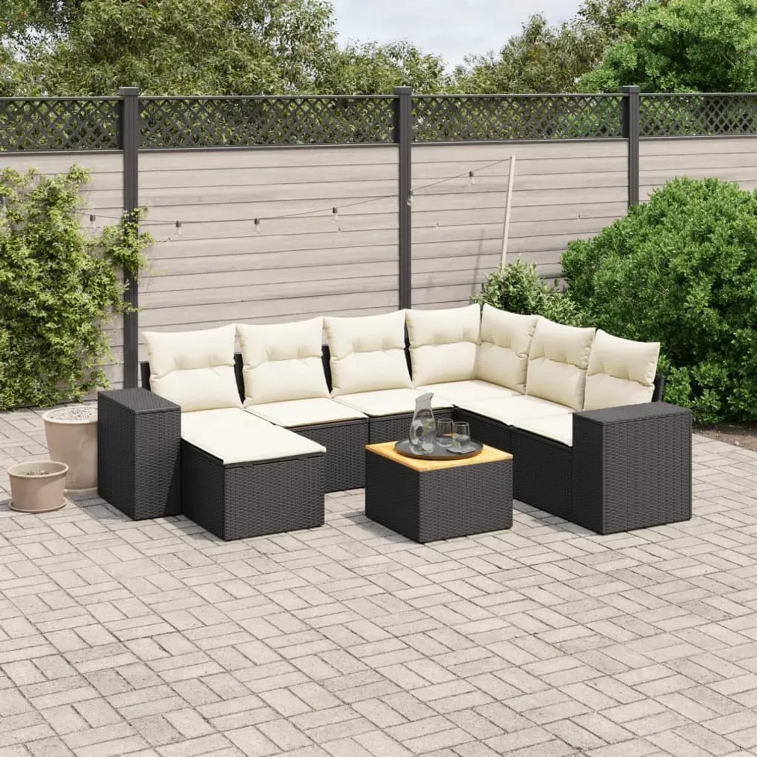 Schwarze 8-tlg. vidaXL Garten-Sofagarnitur aus Rattan mit cremefarbigen Kissen.