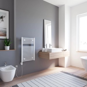 Weißer Schulte Design-Heizkörper München mit Heizstab, elektrisch, im modernen Badezimmer. Perfekt als Handtuchtrockner.