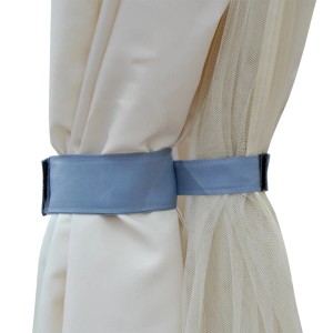 Detailaufnahme: Creme-farbene Pergola Beja Seitenwand und Moskitonetz mit blauen Haltebändern.