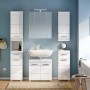 Modernes, 5-teiliges Badmöbel-Set Linus in Hochglanz Weiß mit Spiegelschrank, Waschbeckenunterschrank und Hochschränken.