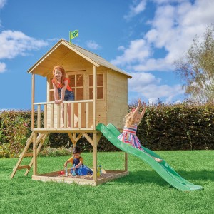 TP Toys Holz-Spielhaus Wald mit Rutsche und Kindern im Garten.