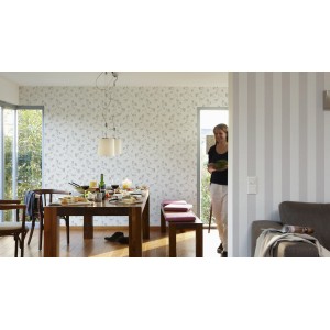 Wohnraum mit A.S. Creation Vliestapete Liberte Streifen und floraler Tapete.