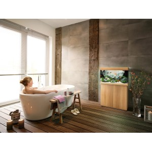 Juwel Aquarium-Set Rio LED, helles Holz, 125 l, im Badezimmer mit Badewanne und entspannender Atmosphäre.