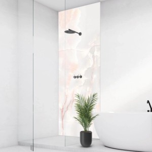 Walllux Duschrückwand Marmor Rose Alu-Verbund in moderner Dusche mit Armatur und Pflanze.