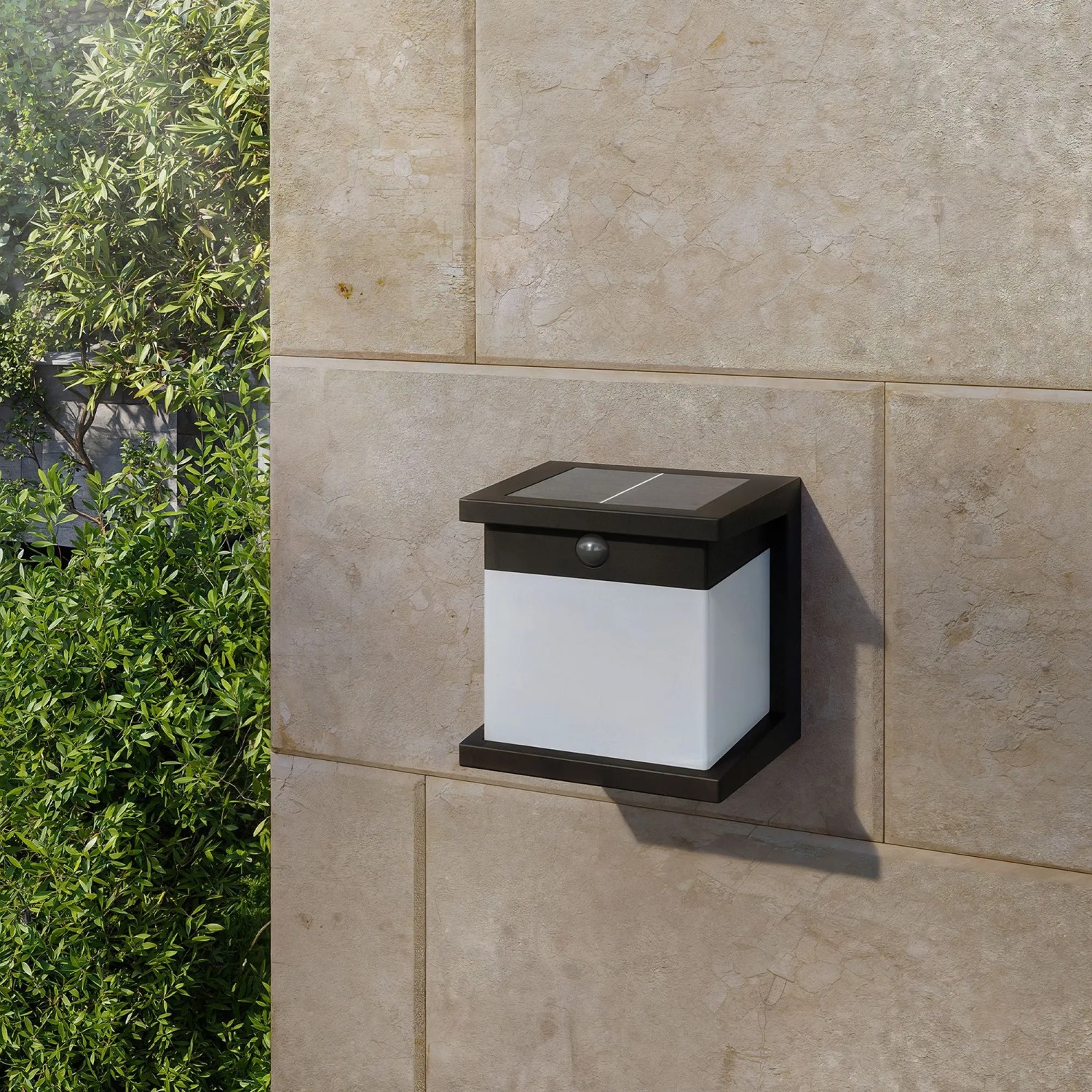 Schwarze Philips Solar-Außenwandleuchte Diara mit Bewegungssensor an einer Wand.