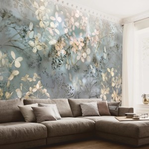 Florale Vlies Fototapete in Grau, Blau und Beige mit Blumenmuster im Wohnzimmer.