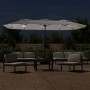 Sandweißer Doppel-Sonnenschirm mit LED-Beleuchtung, 449x265 cm, für Garten und Terrasse.