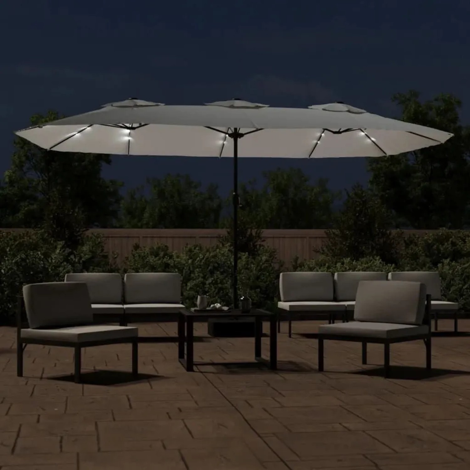 Sandweißer Doppel-Sonnenschirm mit LED-Beleuchtung, 449x265 cm, für Garten und Terrasse.