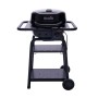 Schwarzer Char-Broil Elektrogrill Patio Bistro E2Coal mit Ablagen und Rädern.