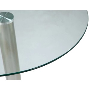 Runde Klarglas-Tischplatte eines Glastisches mit silbernem Metallgestell, Nahaufnahme.