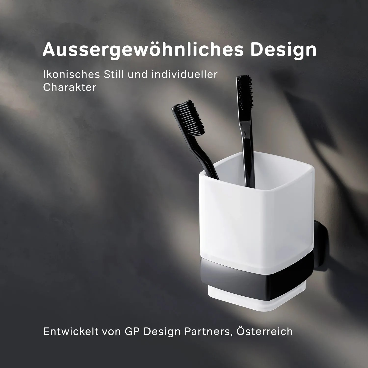 AM.PM Zahnbürstenhalter Gem Schwarz mit zwei schwarzen Zahnbürsten im weißen Zahnputzbecher.