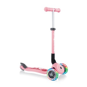 Globber Junior Tretroller, pastellrosa mit Blumenmuster und LED-Leuchtrollen.