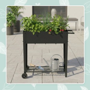 Schwarzes Metall-Hochbeet mit Rädern und Gitterablage, bepflanzt mit Kräutern und Erdbeeren auf Terrasse.