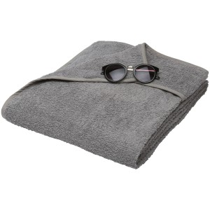 Graues Beautissu Marbella Handtuch (200x70cm) mit Kapuze und Sonnenbrille. Ideal als Liegenauflage.