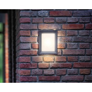 Quadratische Philips myGarden LED-Außenwandleuchte Karp in Anthrazit an einer Backsteinwand.