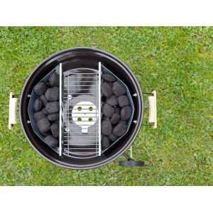 Jamestown Kohlekorb 2-teilig im Kugelgrill, gefüllt mit Holzkohle. Grillzubehör für indirektes Grillen.