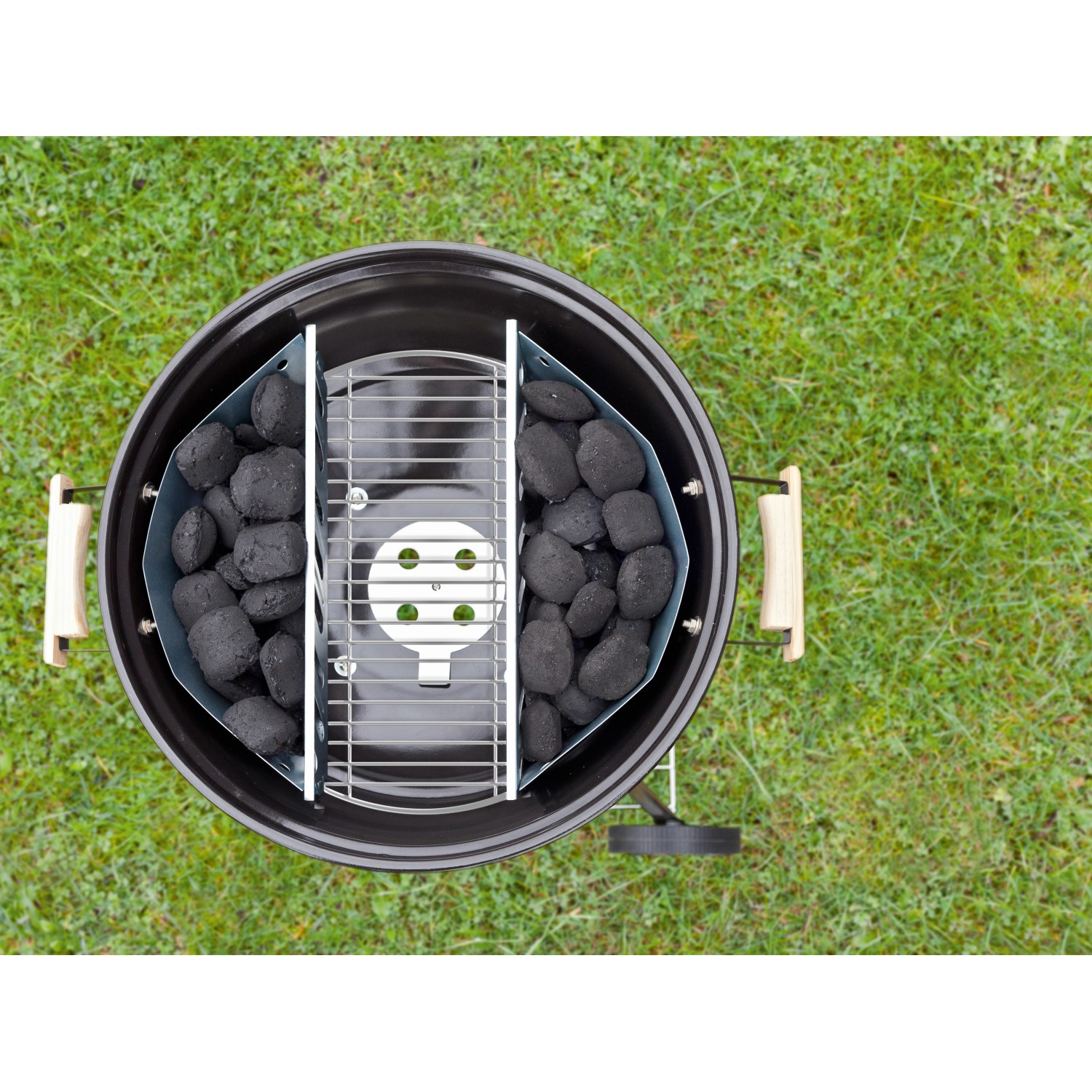 Jamestown Kohlekorb 2-teilig im Kugelgrill, gefüllt mit Holzkohle. Grillzubehör für indirektes Grillen.