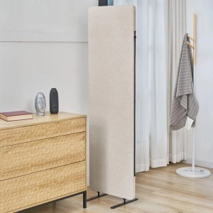 Beige Svita Otis Stellwand, freistehender Raumteiler mit schwarzen Metallfüßen. Moderne Trennwand für Wohn- & Arbeitsbereich.