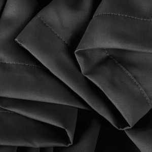 Detailaufnahme der schwarzen Arsvita Verdunkelungsgardine Shadow mit Universalband.