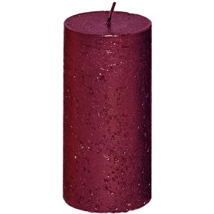 Glänzende, beerenfarbene Stumpenkerze (Ø 58x120mm) für gemütliche Stunden.