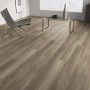 Verlegter Laminatboden Comfort Eiche 7 mm im Wohnraum mit Stuhl und Tisch.