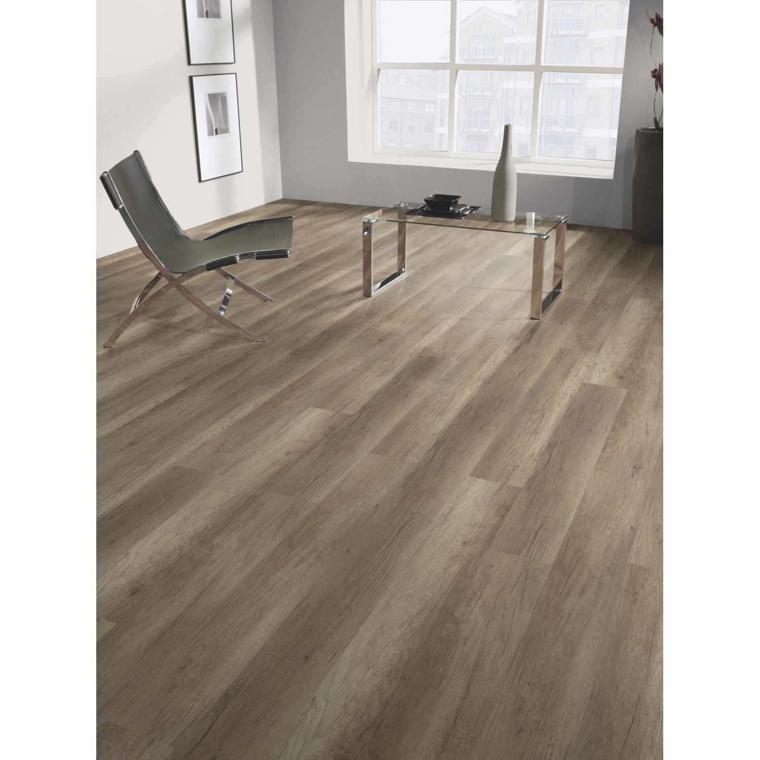 Verlegter Laminatboden Comfort Eiche 7 mm im Wohnraum mit Stuhl und Tisch.