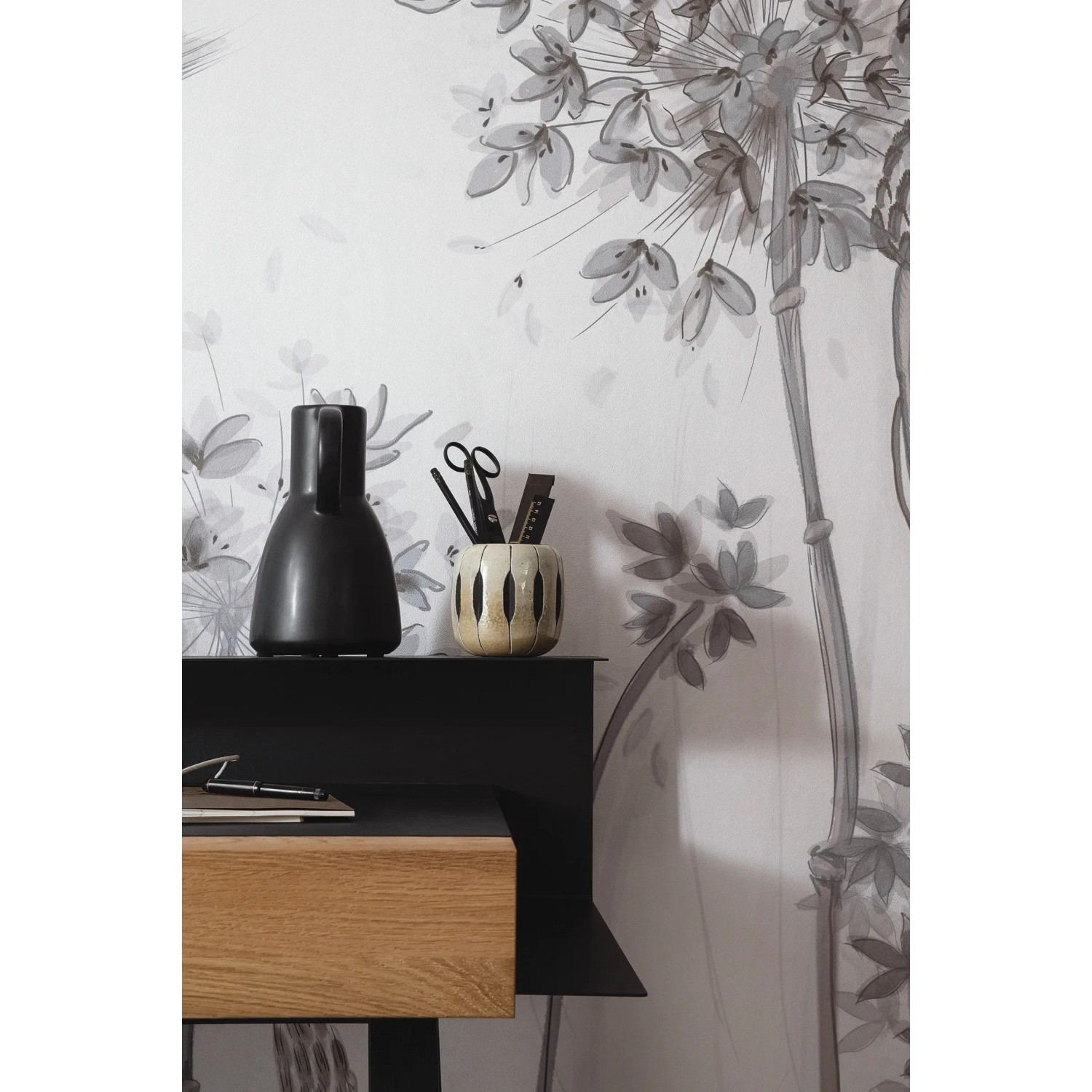 Schöner Wohnen Vliestapete Floral Grau-Beige, Detailansicht mit Pusteblumen-Motiv.