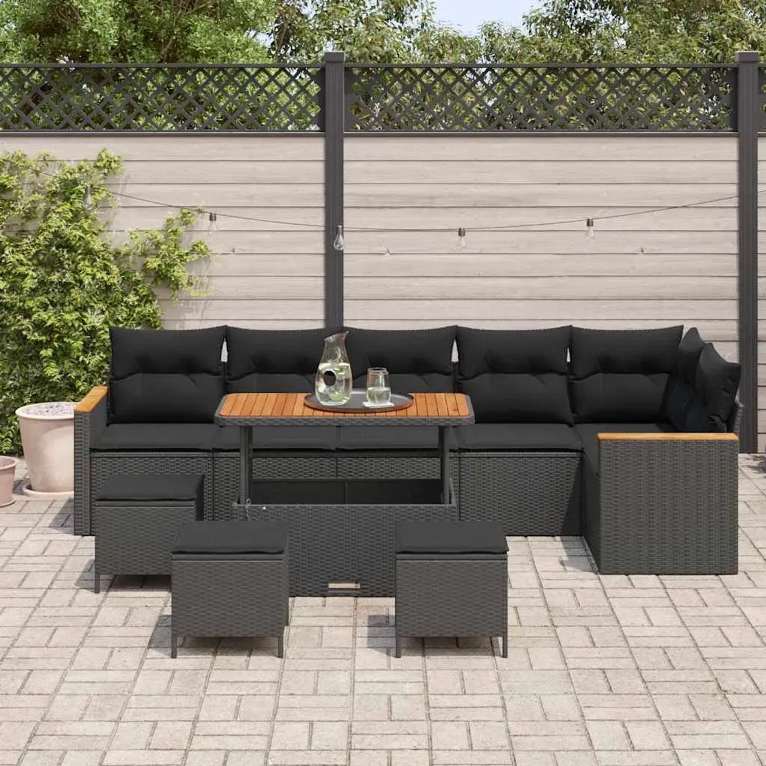 Schwarzes 10-teiliges vidaXL Garten-Sofa-Set aus Poly Rattan mit Tisch und Kissen.