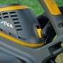 Detailaufnahme: Stiga Elektro-Laubbläser BL 130c V mit gelbem Schalter.