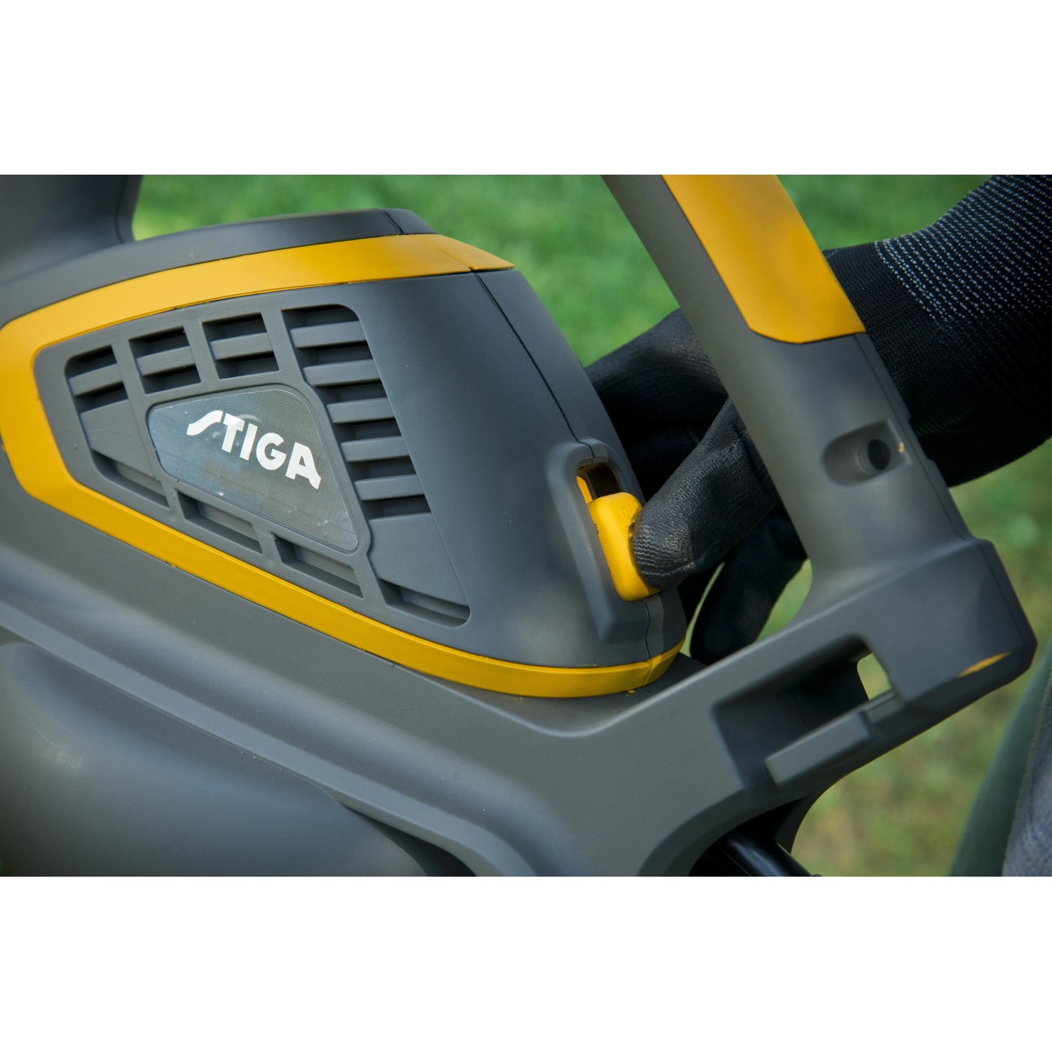 Detailaufnahme: Stiga Elektro-Laubbläser BL 130c V mit gelbem Schalter.