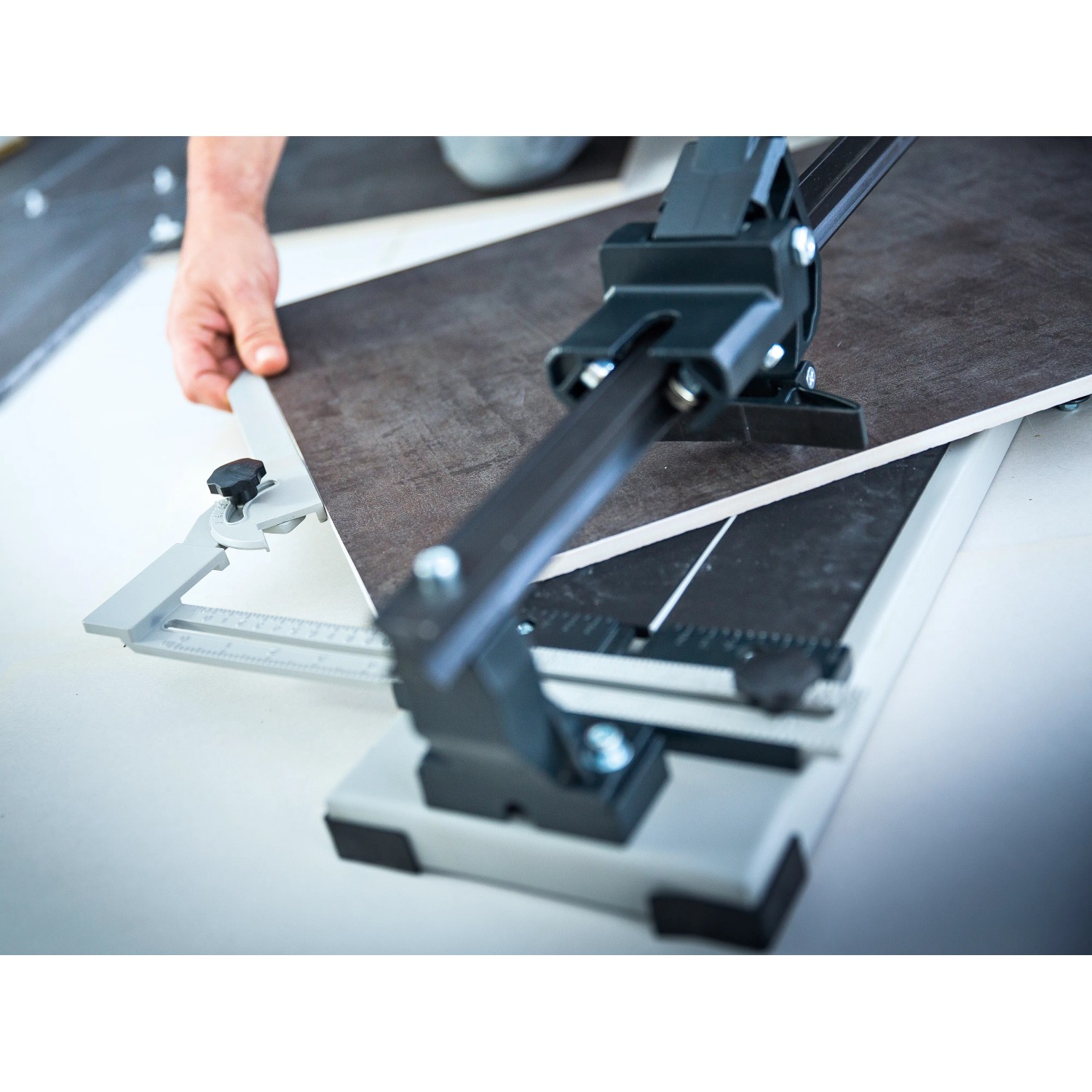 LUX Fliesenschneider FSM-1000 Professional beim Fliesenzuschnitt.
