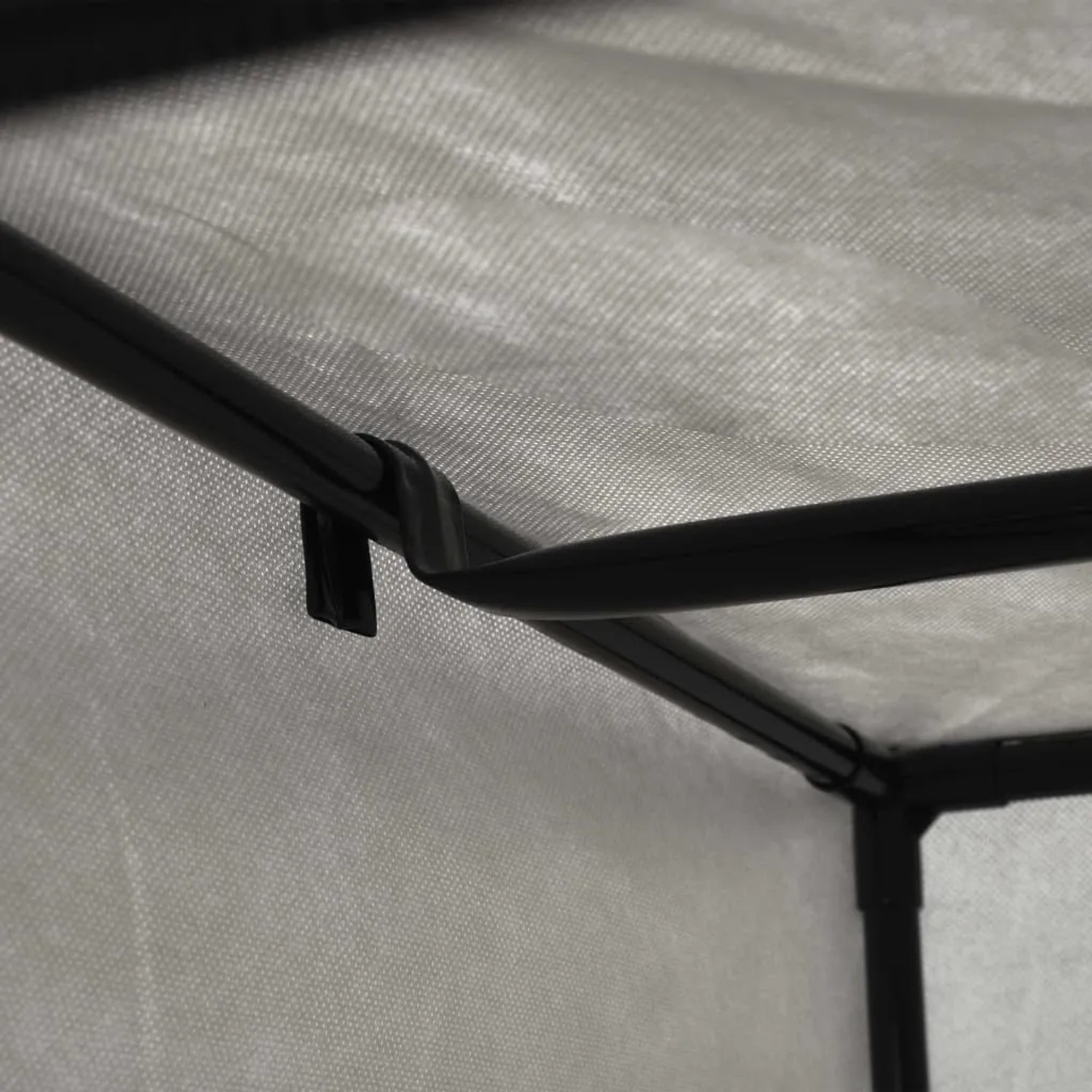 Detailaufnahme: Grauer vidaXL Kleiderschrank mit Stoffbezug und schwarzem Metallrahmen.