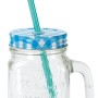 Trinkglas mit blau-weiß kariertem Deckel und Trinkhalm, 500 ml, für Lebensmittelaufbewahrung.