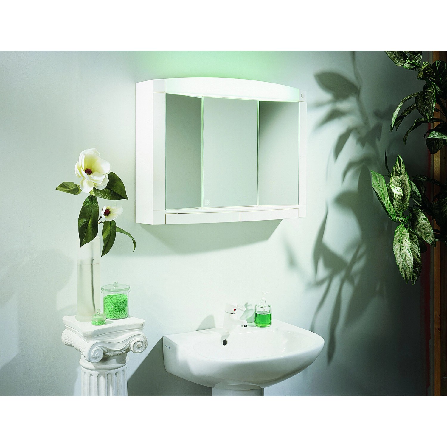 Weißer Jokey Spiegelschrank (76 cm) mit drei Spiegeltüren und Beleuchtung über Waschbecken.