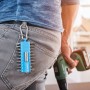 Bosch Schrauberbit-Set, 21-teilig, mit Snap-Hook am Gürtel, Schrauber in Hand.