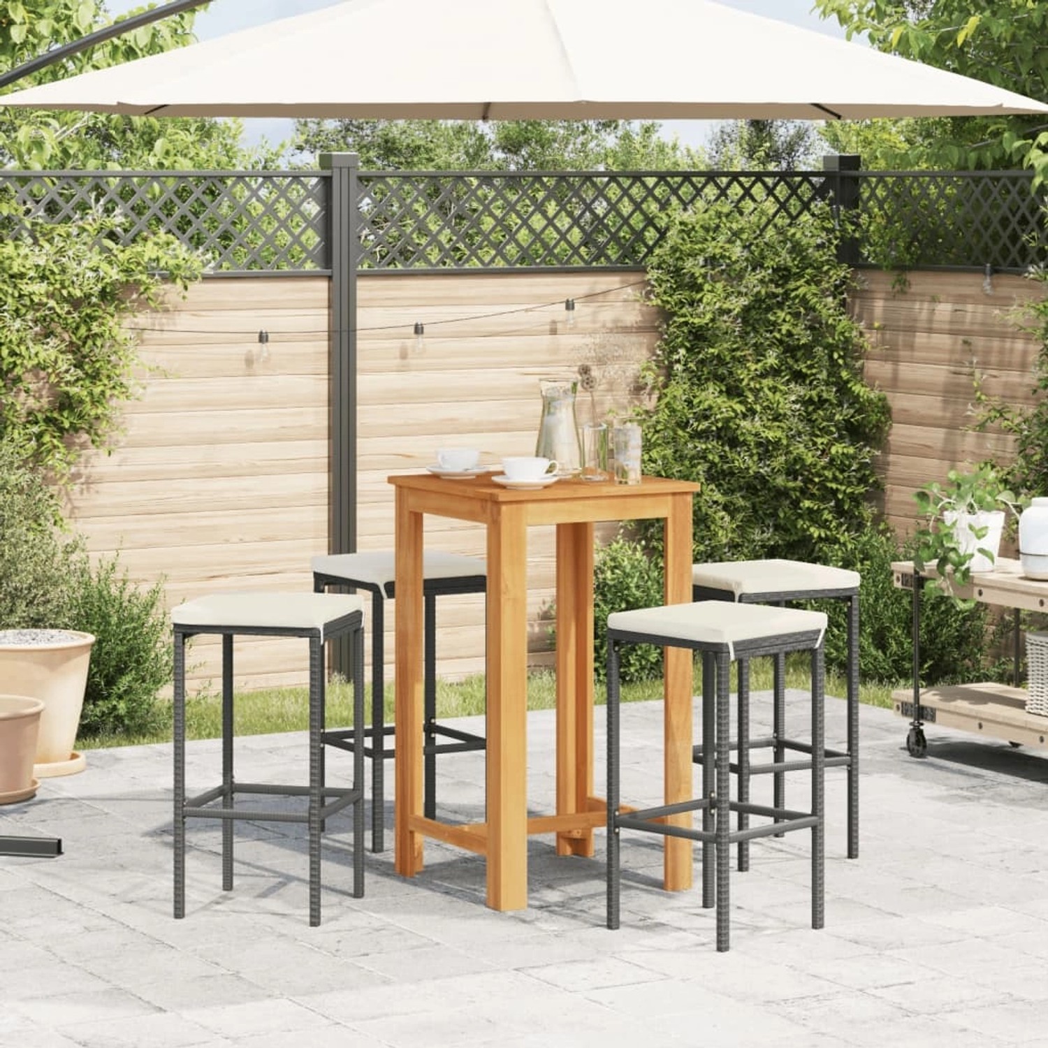 vidaXL Gartenbar-Set, 5-teilig, Akazie/Poly Rattan, schwarz. Bartisch mit 4 Barhockern und cremefarbenen Kissen.