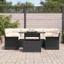 Schwarzes 7-teiliges Garten-Sofa-Set aus Poly Rattan mit Tisch und beigen Kissen.
