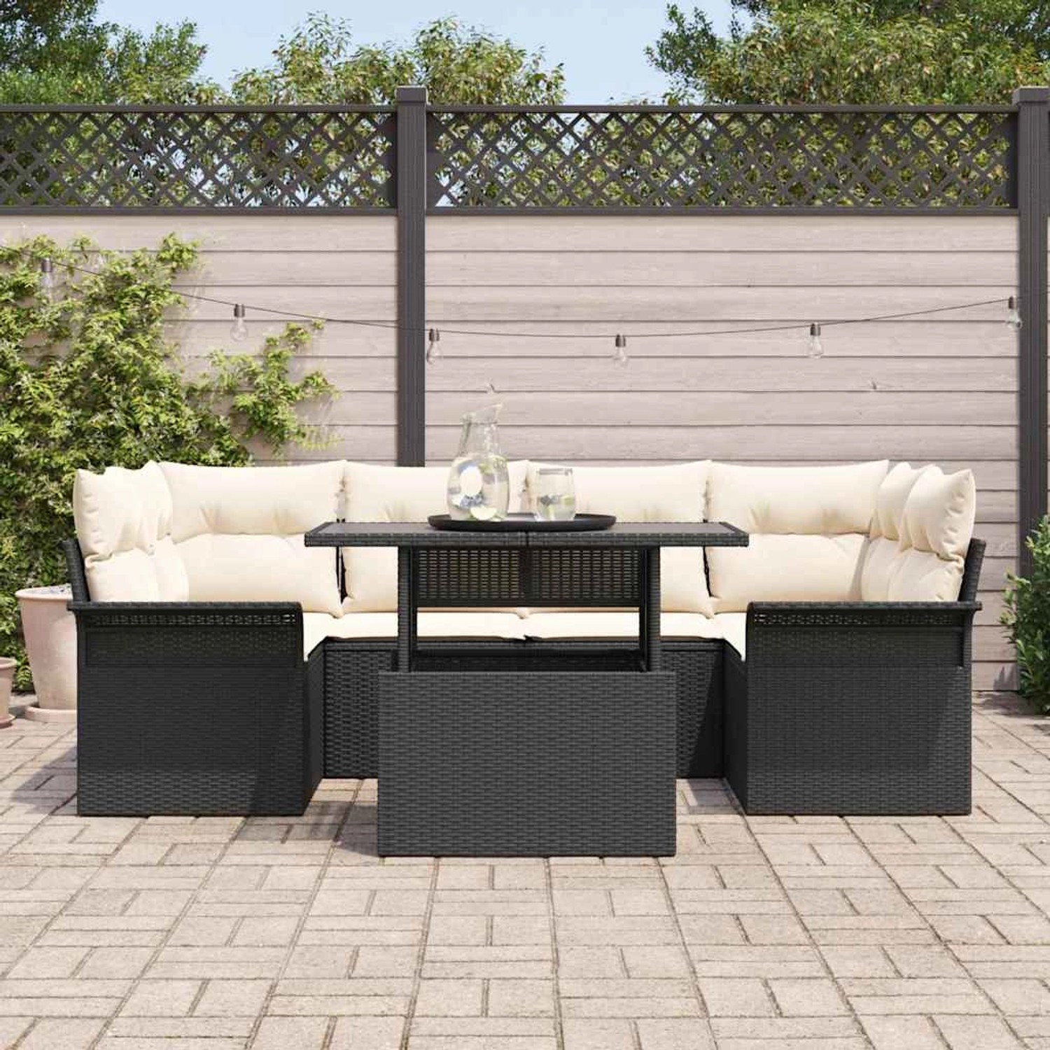 Schwarzes 7-teiliges Garten-Sofa-Set aus Poly Rattan mit Tisch und beigen Kissen.